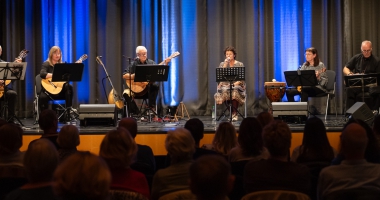 Griechische Musik mit Bouzouki, Gitarren und Gesang