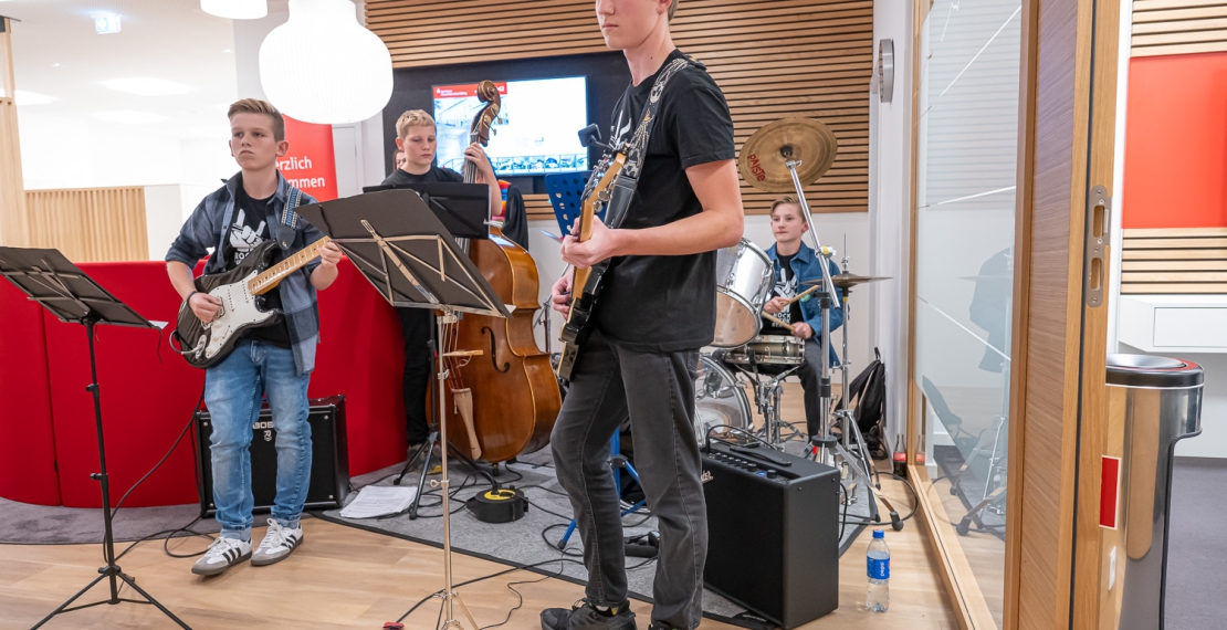 Rockwerkstatt bei Wiedereröffnung der Sparkassenfiliale 