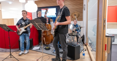 Rockwerkstatt bei Wiedereröffnung der Sparkassenfiliale