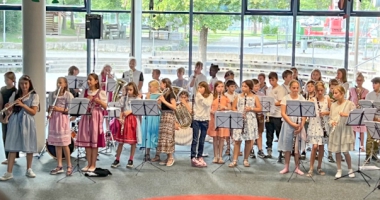 Die Kinder der Bläserklasse in der Aula der Adolf-Rasp-Grundschule