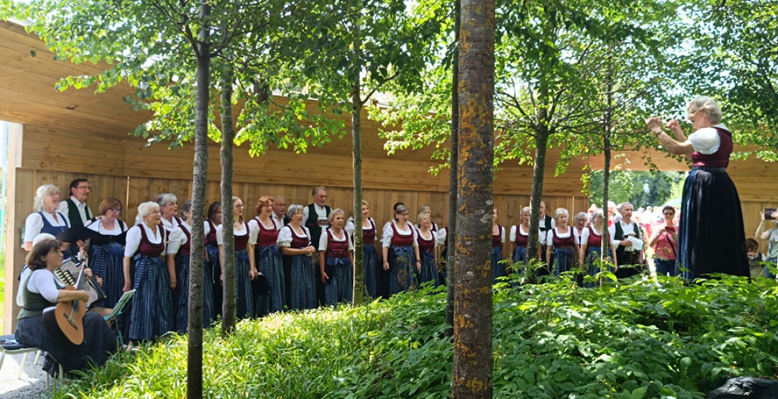 Der Gemischter Chor der Stadtsingschule auf der Naturbühne der Landesgartenschau in Furth im Wald