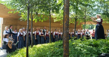 Der Gemischter Chor der Stadtsingschule auf der Naturbühne der Landesgartenschau in Furth im Wald