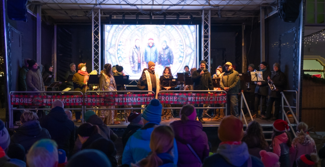 Im Hintergrund die Stadtkapelle Kolbermoor, davor Stadtpfarrer Maurus Scheurenbrand, Bürgermeister Peter Kloo und Organisator Alexander Heinold