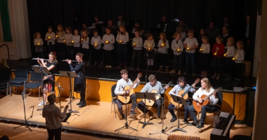 Kinderchor mit Instrumentalisten