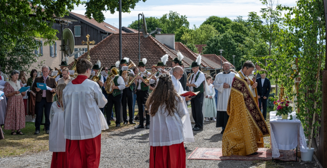 Geistlichkeit und Stadtkapelle bei der Fronleichnamsprozession