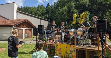 Die Rockwerkstatt 1 auf der Bühne im Garten der KiTa Hotzenplotz