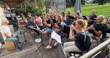 Das Orchester MuKo auf der Terrasse des Seniorenheims