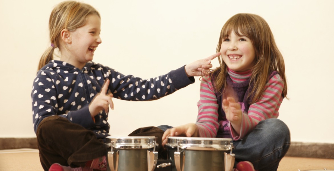 Trommelnde Kinder