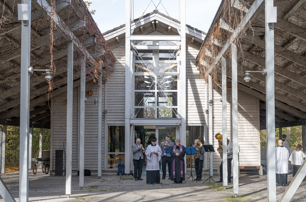 Die Geistlichkeit umrahmt vom Bläserquartett Die Geistlichkeit umrahmt vom Bläserquartett