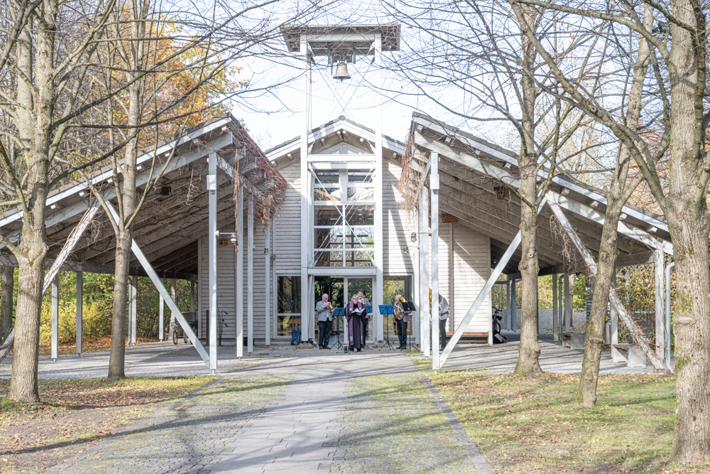 Die Geistlichkeit umrahmt vom Bläserquartett Die Geistlichkeit umrahmt vom Bläserquartett