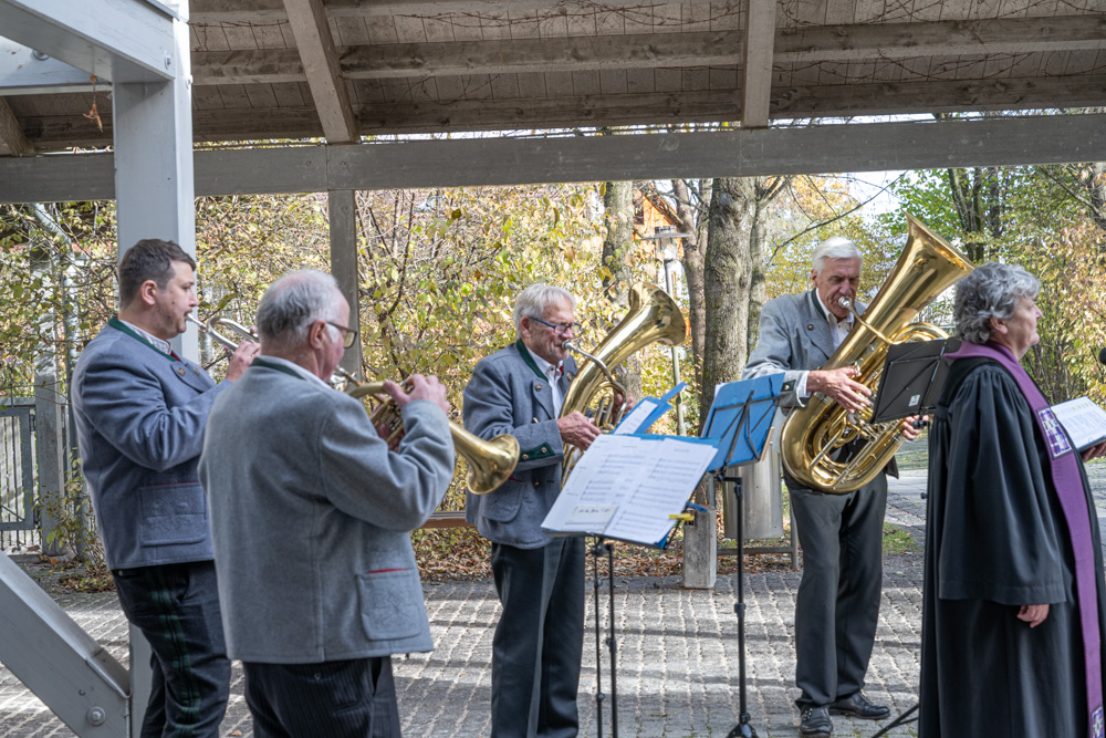 Die Geistlichkeit umrahmt vom Bläserquartett Die Geistlichkeit umrahmt vom Bläserquartett