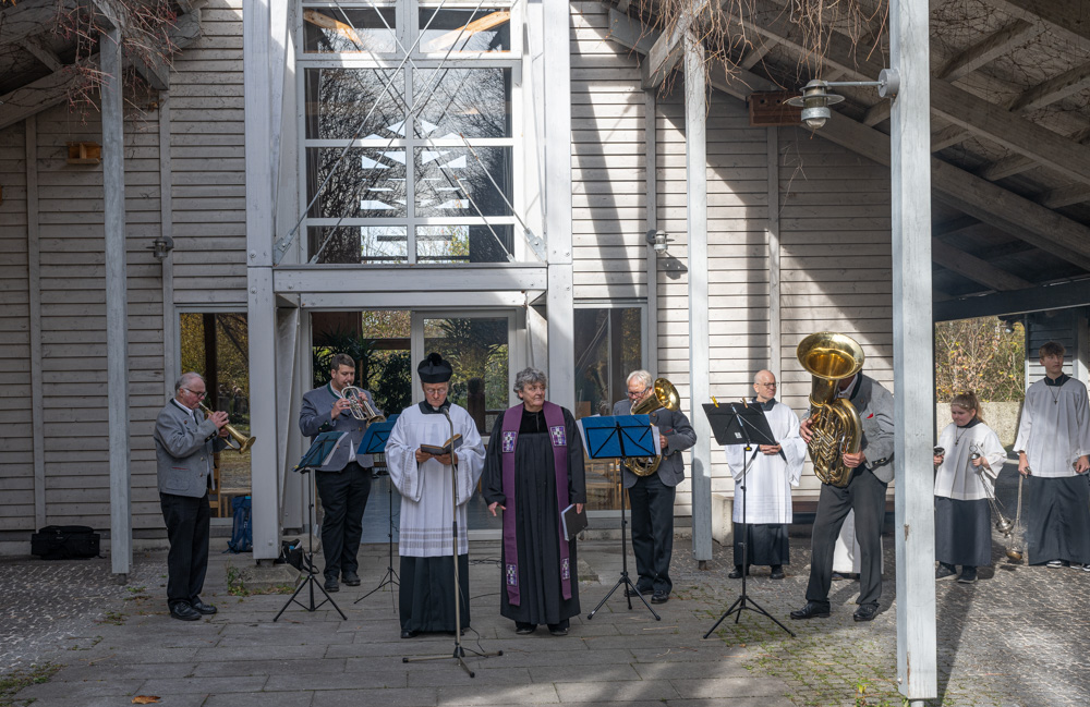 Die Geistlichkeit umrahmt vom Bläserquartett Die Geistlichkeit umrahmt vom Bläserquartett