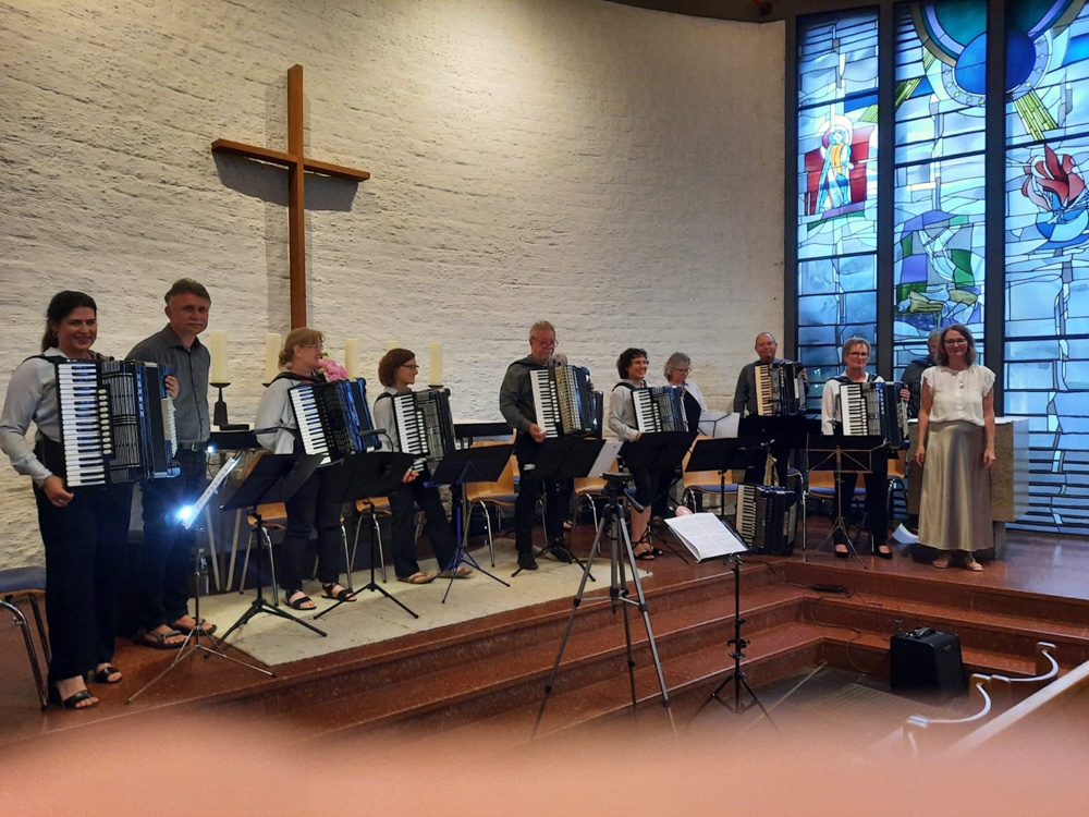 Das Akkordeonorchester Kolbermoor in der evangelischen Kirche in Kolbermoor