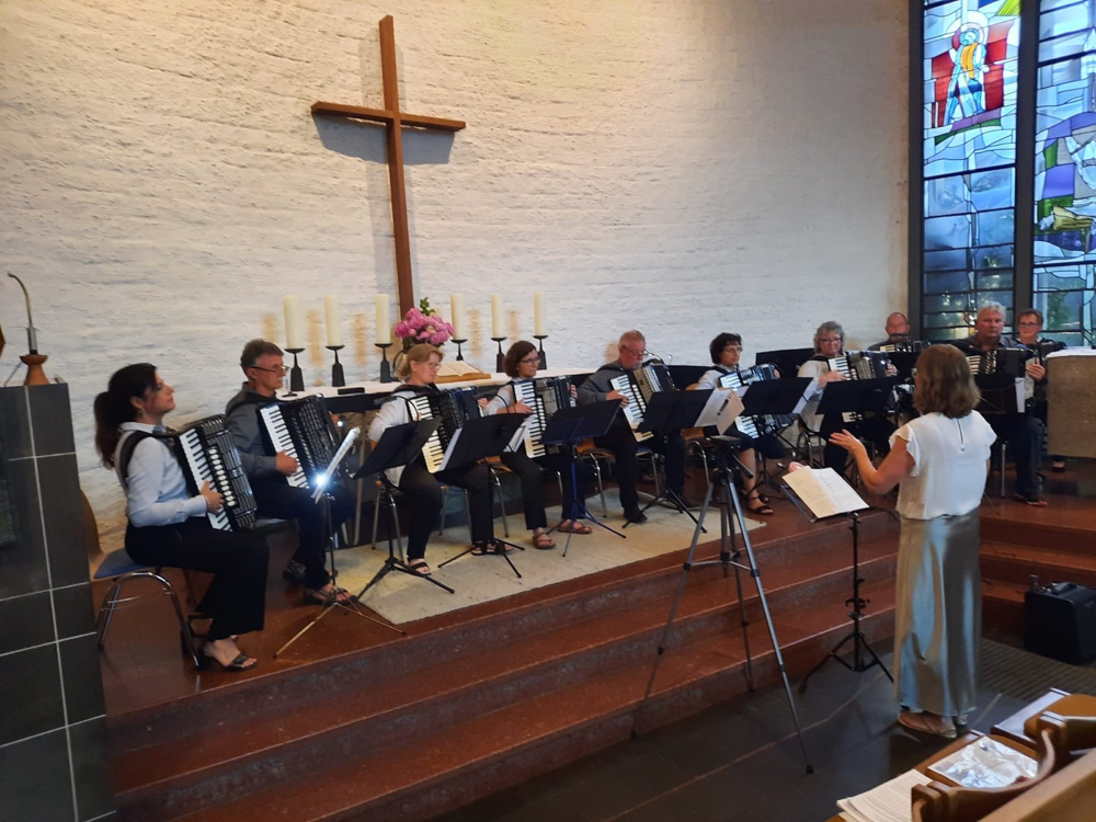 Das Akkordeonorchester Kolbermoor in der evangelischen Kirche in Kolbermoor