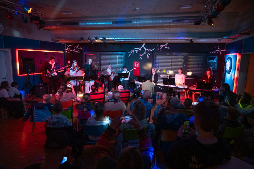 Die Teilnehmer auf der Bühne im Jugendtreff