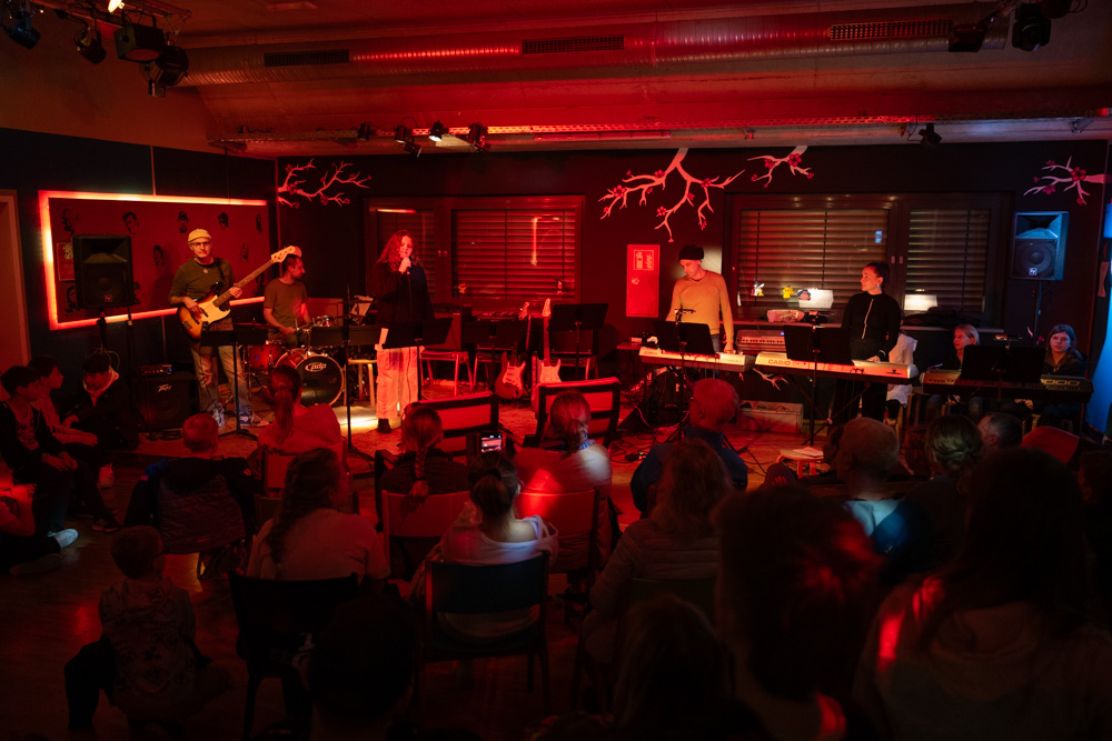 Die Teilnehmer auf der Bühne im Jugendtreff