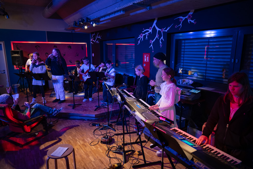 Die Teilnehmer auf der Bühne im Jugendtreff