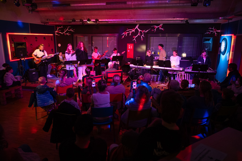 Die Teilnehmer auf der Bühne im Jugendtreff