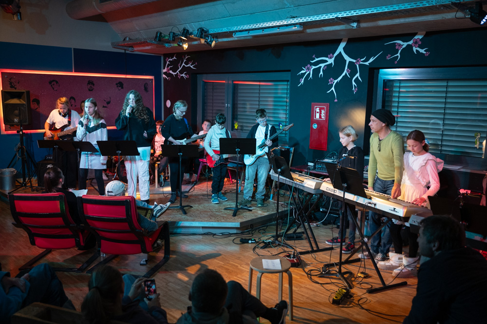 Die Teilnehmer auf der Bühne im Jugendtreff