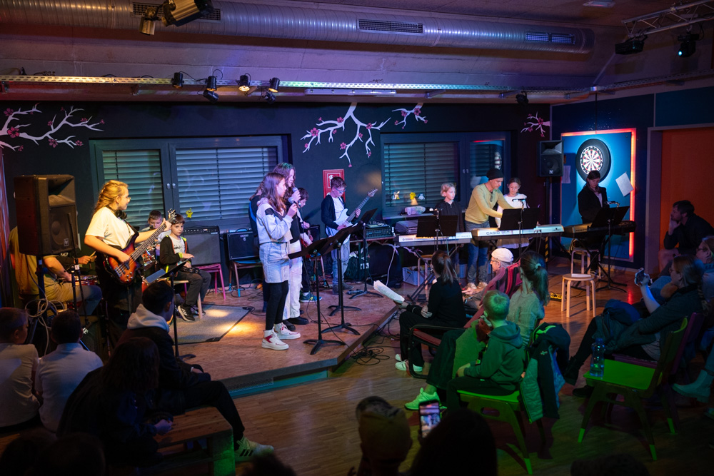 Die Teilnehmer auf der Bühne im Jugendtreff