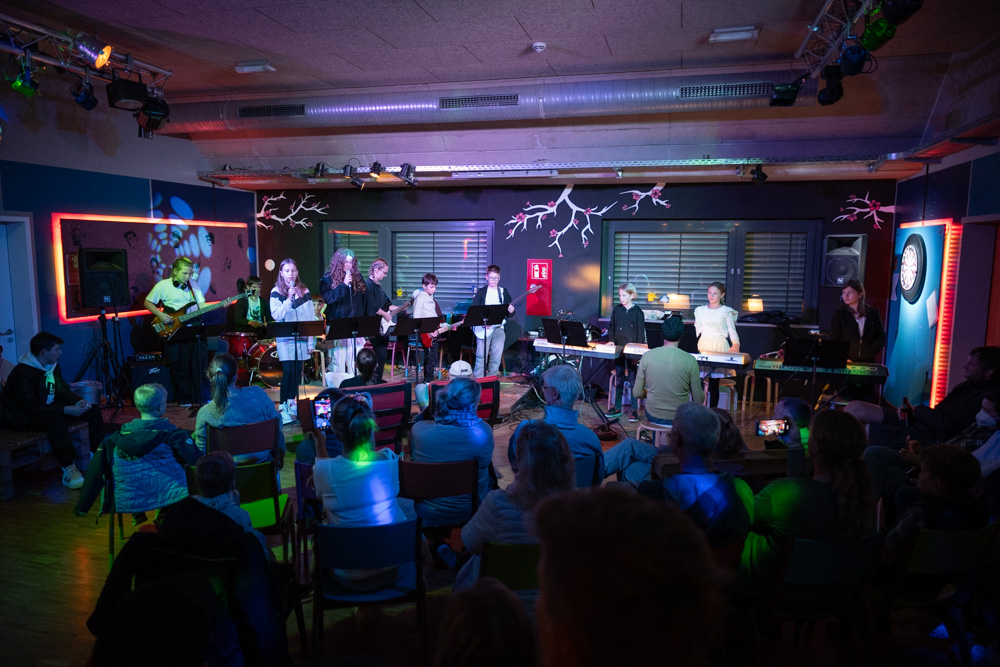 Die Teilnehmer auf der Bühne im Jugendtreff