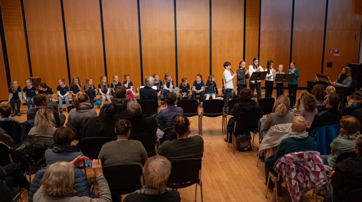 Kinderchor, Grundkurs und Blockflötenensemble im Mareissaal Kolbermoor Kinderchor, Grundkurs und Blockflötenensemble im Mareissaal Kolbermoor