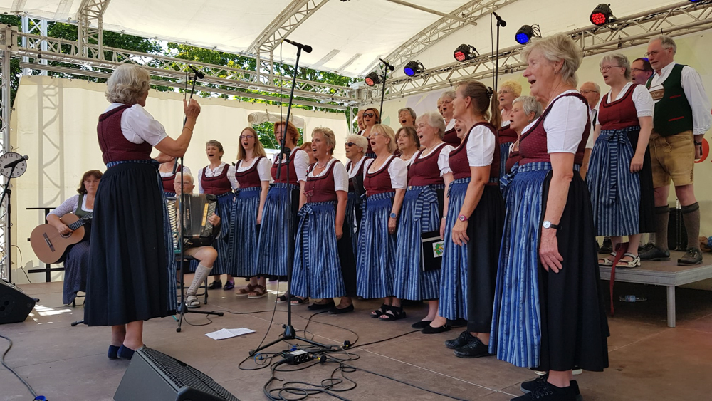 Der Gemischter Chor der Stadtsingschule auf der Bühne der Landesgartenschau