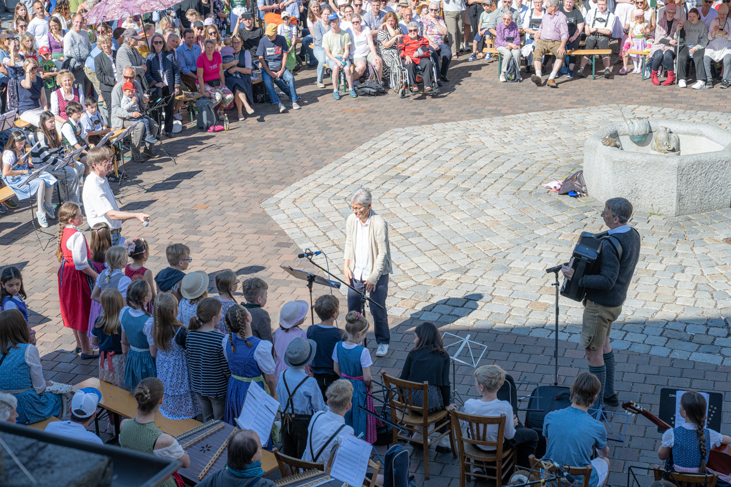 Der Kinderchor singt "Leid, Leid, Leid' muaßts lustig sei