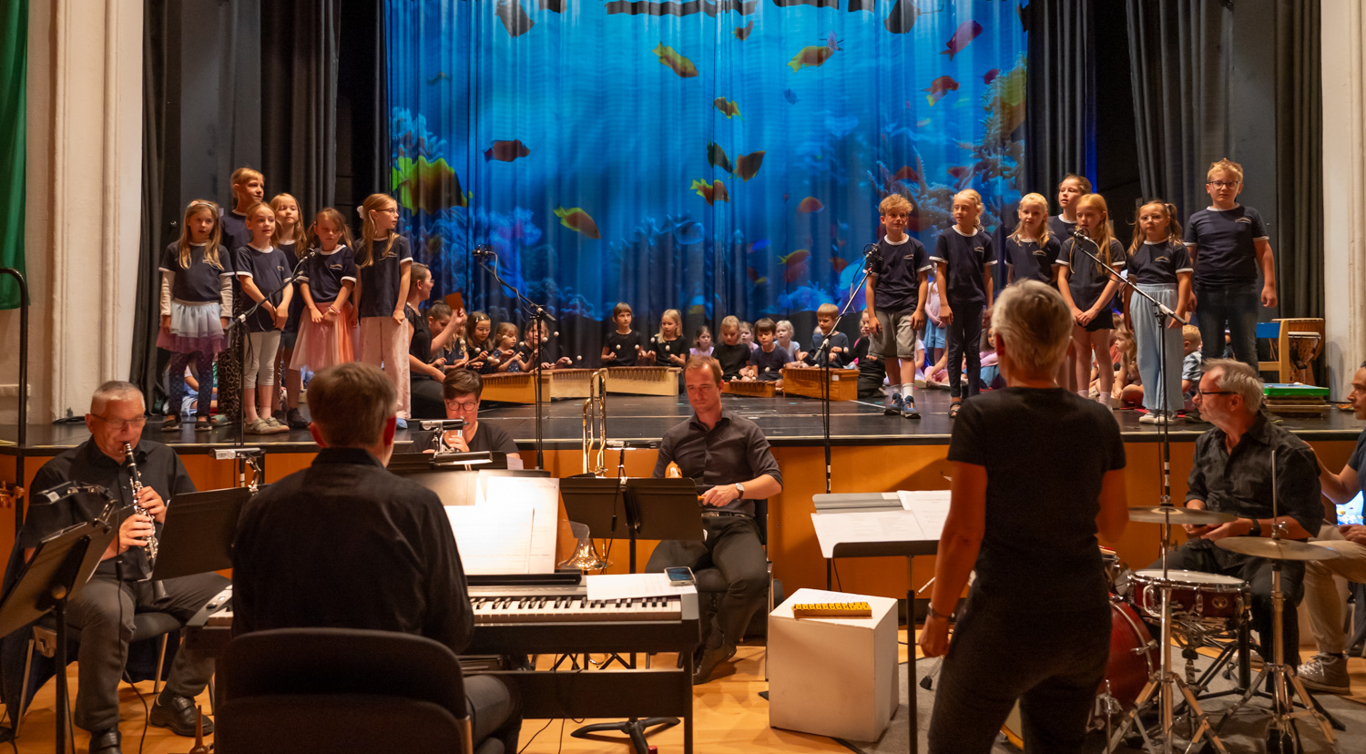 Der Kinderchor dazwischen die Musikalische Grundausbildung 