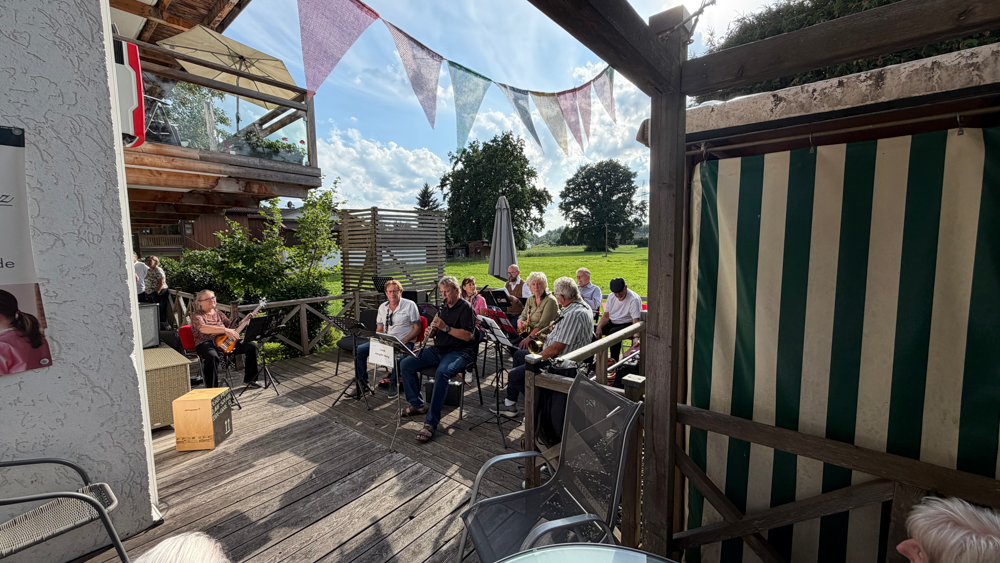 Combo Mangfallswing auf der Terrasse des Seniorenheims